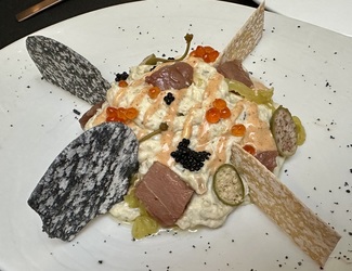 Ensaladilla cremosa de atún rojo con encurtido casero, huevas de arenque, alcaparrones, emulsión de kimchi, y tostas de regañá