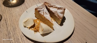 Pastel de almendra, crema de chocolate tostado y helado