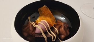 Postre de chocolate con cereza, regaliz y mandarina