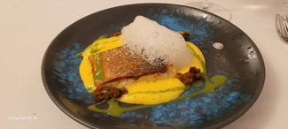 Lomo de lubina salvaje, emulsion de azafrán, "ratatouille" y espinacas