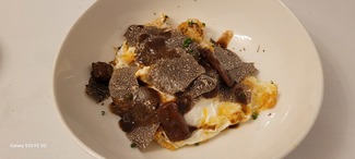 Huevo de Calaf, cremoso de patata, salsifis y trufa negra