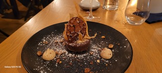 Fondant de chocolate Valrhona 70%, muselina de praliné y chips de chirivía