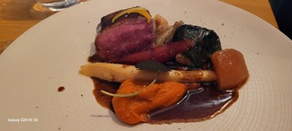 Patita de la Dombes en dos cocciones, perejil "racine", membrillo, kumquat, salsa "gastrique" perfumada a la pimienta silvestre.