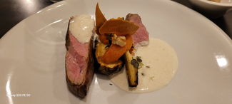 Ternero de Ségala, chirivía ahumada, coliflor, boniato y sifón de anchoa con su niguiri