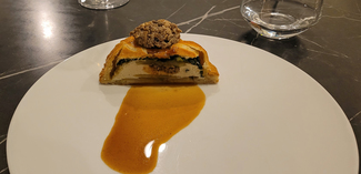 Pastel de pollo de corral, Duxelle, patatas y caldo con fondo fuerte