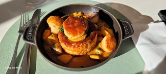 Vol au vent de vieiras, mejillones, verduritas y crema de bogavante