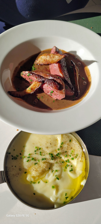 Magret de pato con olivas y su aligot.