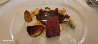 Filete de cierva asado, perifollo tuberoso, grosellas, foie gras al Oporto, salsa "grand veneur"