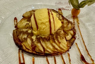 Tarta de manzana con helado de mango