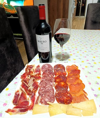 Con nuestro surtido de queso curado de oveja, embutidos y jamón ibéricos