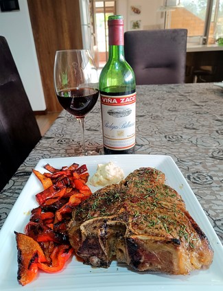 Con un Porterhouse de 1 Kg al romero con pimientos y all-i-oli