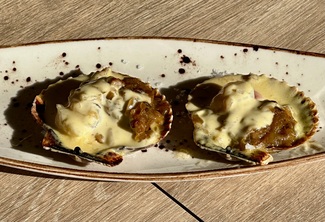Zamburiña gratinada con bearnesa y velo de tocino ibérico