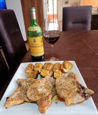 Con unas chuletas de cerdo a la salvia con alcachofas