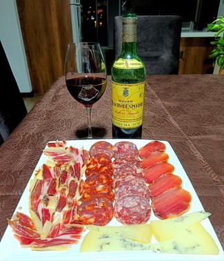 Con nuestro surtido de queso de oveja trufado con embutidos y jamón ibéricos.