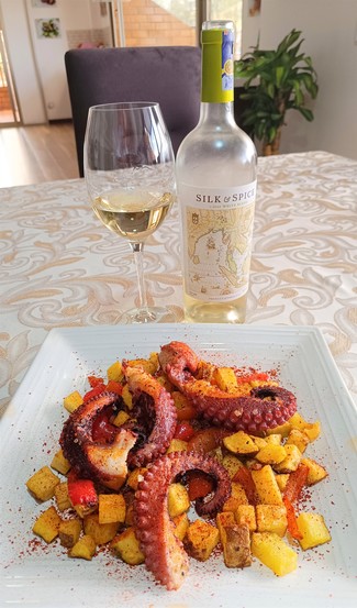 Con unas patitas de pulpo a la plancha con papas y pimientos.