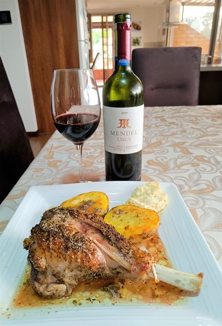 Con un muslo de pavo en masala con papas al horno y all-i-oli.