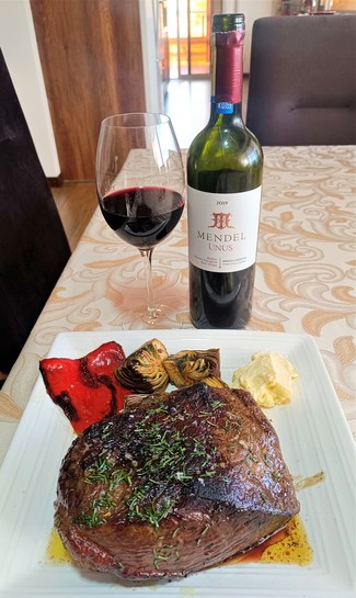 Con la picaña de 800 grs al romero con pimiento y alcachofas.