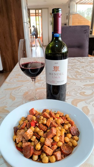 Con unos garbanzos con pernil y chorizo.
