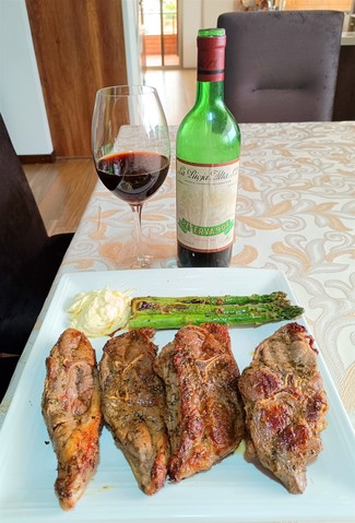 Con unas chuletas de pierna de cordero con trigueros y all-i-oli