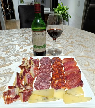 Con nuestro surtido de queso curado y trufado de oveja con embutidos y jamón ibéricos.