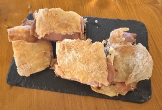 Coca trufada de mortadela