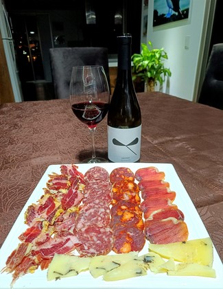 Con el surtido de queso manchego trufado, embutidos y jamón ibéricos.