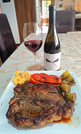 Con un Porterhouse de 1 Kg al tomillo con patacón pisao, alcahofas y pimiento