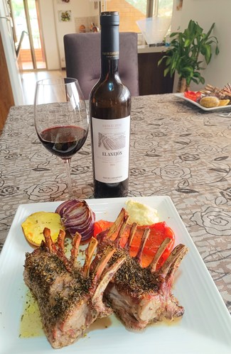 Con un suculento rack de ternero en masala, con pimiento, cebolla y patatas al horno.