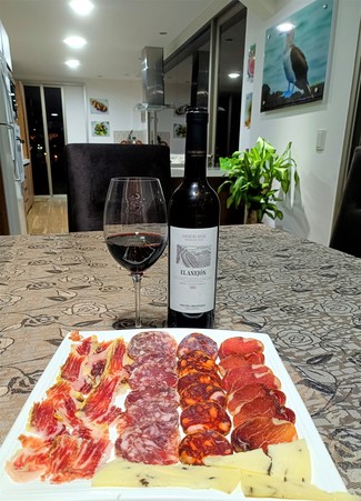 Con nuestro surtido de queso de oveja trufado, embutidos y jamón ibéricos.