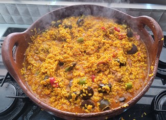 Como condimento de este arrocito de manitas y morcilla