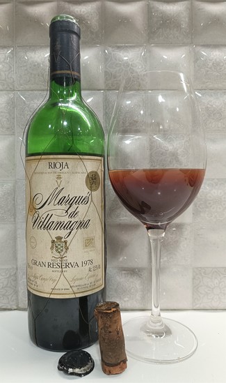 Botella abierta, corcho entero