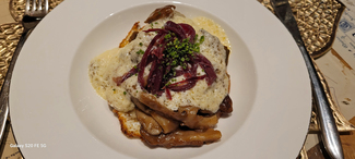 Guiso de alcachofas y setas con bechamel de trufa blanca