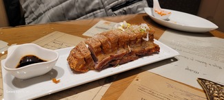 Torrezno con lima y salsa agridulce