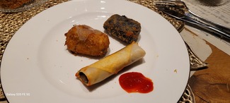 croqueta de jamón con velo de papada y cebolla crujiente, croqueta de chipirones en su tinta con alioli de azafrán y rollito de morcilla con salsa de pimientos
