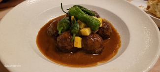 Albondigas de vaca con salsa ibérica y padrones