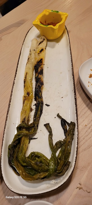 Calçot con salsa romesco