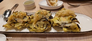 Flores de alcachofas braseadas con tartar de langostinos