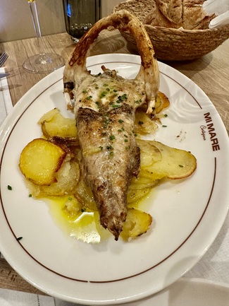 Rape de la bahía con refrito de ajicos y patata confitada.