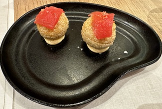 Bombita de salmorejo coronada con lámina de atún rojo.