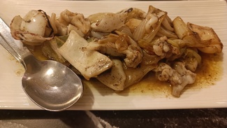 Sepia rehogada con cebolleta