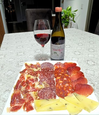 Con nuestro surtido de queso trufado de oveja, embutidos y jamón ibéricos.
