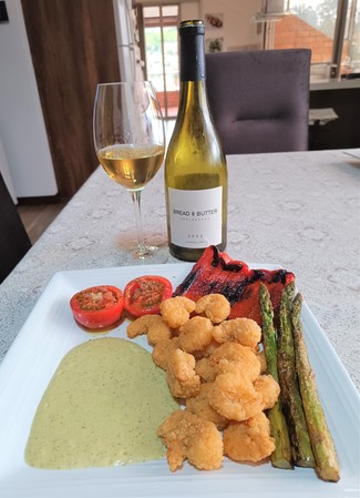 Con unos camarones apanados en salsa de membrillo dulce y jengibre con trigueros, pimientos y tomate.