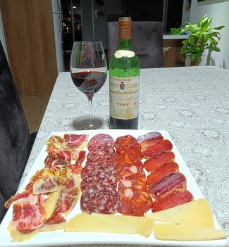 Con nuestro surtido de queso viejo manchego, embutidos y jamón ibéricos.