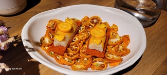 Surimi, kumquat i flores.