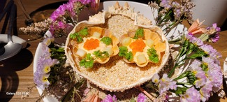 Tartaleta de centollo, manzana verde, huevas de trucha y haba tonka.