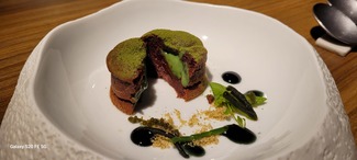 Detalle Coulant de   chocolate %, lechuga de mar y algas