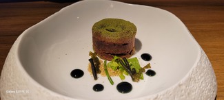 Coulant de   chocolate Valrhona 80%, lechuga de mar y algas