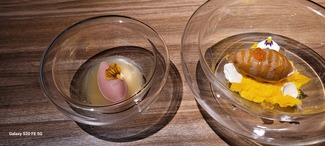 Helado de brioche,  naranja, curcuma, vermut i huevas de trucha.