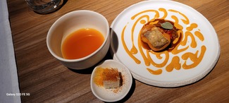 Congrio con tempura, tikka masala y pimiento rojo escalivado
