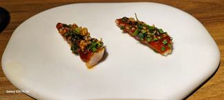 Ventresca de pescado   salvaje, madurado, cebollino y quinoa.